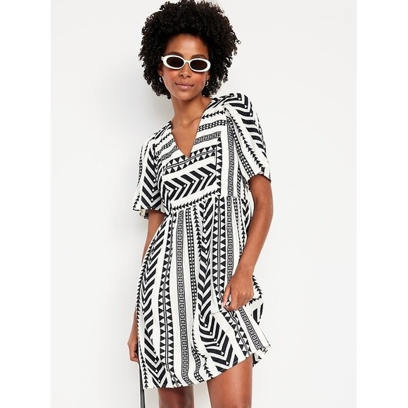 Old Navy Dresses & Skirts - Old Navy SS Volume Jacquard Mini Dress Black White Geometric Tribal L